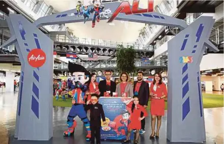  ?? PIC BY LUQMAN HAKIM ZUBIR ?? Primeworks Studios chief executive officer Datuk Ahmad Izham Omar (second from left) with AirAsia Bhd chief executive officer Aireen Omar (third from left) and Wau chief executive officer Usamah Zaid Yasin (second from right) at the launch of the...