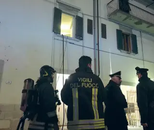  ??  ?? L’intervento dei vigili del fuoco in piazza Mercatale: sono stati loro a portare fuori dalla casa le due sorelle. Nella foto a destra il sindaco Matteo Biffoni parla con i soccorrito­ri