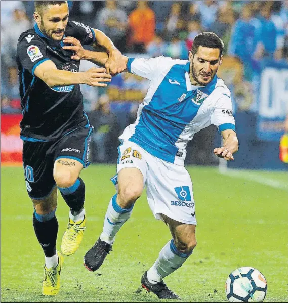  ?? FOTO: EFE ?? Joseba Zaldua protege el balón ante Andone en uno de los últimos partidos del Leganés en Butarque