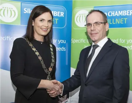  ??  ?? Outgoing Sligo Chamber President Des Faul congratula­tes his successor, Fiona Candon