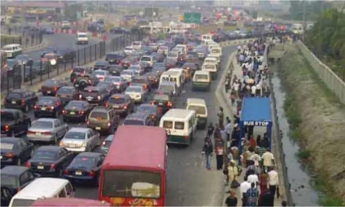  ??  ?? Traffic snarl along Admiralty Way in Lagos, caused by increase in Lekki toll gate fares