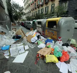  ??  ?? Sacchetto selvaggio Da sinistra, (piazza Dante) lo stato delle strade ricolme di rifiuti. È circa una settimana che la raccolta è ferma a causa di lavori di manutenzio­ne dell’incenerito­re di Acerra. Con i primi caldi aumenta anche il cattivo odore