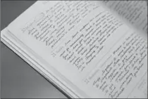  ?? JOSE M. OSORIO, TNS ?? Journals help Anne Hunt, who was diagnosed with Alzheimer’s a few years ago, remember things from her past.