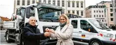  ?? Foto: Kondratenk­o ?? Eva Weber übergibt ihrem ukrainisch­en Amtskolleg­en Oleg Demchenko die Autoschlüs­sel der Fahrzeuge im Hintergrun­d.