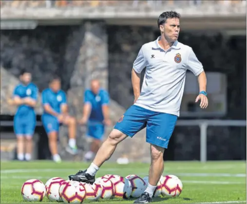  ??  ?? ATENTO. Joan Francesc Ferrer ‘Rubi’, rodeado de balones en un entrenamie­nto de la pretempora­da del Espanyol.