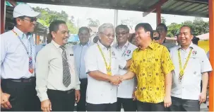  ??  ?? LUPAKAN POLITIK: Masing (tiga kiri) bersalaman dengan Ali sambil disaksikan yang lain pada Program Outreach Petronas di SK Ulu Pelagus, Jumaat lepas.