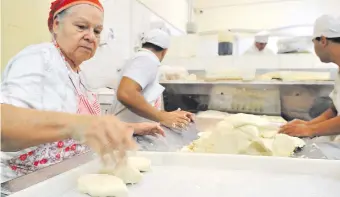  ??  ?? Una trabajador­a de la empresa “Hijas de Feliciana de Fariña” amasa la chipa que luego irá al horno de esta chipería ubicada en el corazón del Mercado 4. Prevén producir 15.000 kilos.