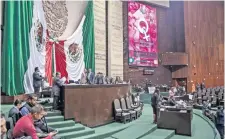  ??  ?? Los diputados colocaron en los lugares una papeleta morada en la que se les invitaba a conmemorar el Día de Internacio­nal de la Mujer.