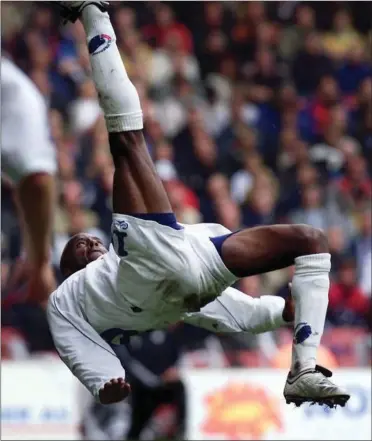  ?? FOTO: JENS DRESLING ?? Sibusiso Zuma var både med til at vinde og tabe stort til Brøndby, inklusiv 0-5-nederlaget på Brøndby Stadion i maj 2005. Han var også med til at vinde DM for FC København, her det berømte saksespark i juni 2001.