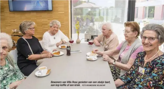  ?? FOTO BOUMEDIENE BELBACHIR ?? Bewoners van Villa Rosa genieten van een stukje taart, een kop koffie of een kriek.