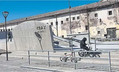  ?? RAMIRO PEREYRA ?? PISTA DE DEPORTES X. En los patios traseros se termina un circuito para “skaters” y ciclistas que practican BMX. Se construyó con las asociacion­es que los agrupan.