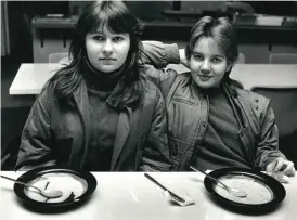  ?? FOTO: HBL-ARKIV/EVY NICKSTRöM ?? Gröten är något som alla skolbarn i Finland ätit. Tjejerna på bilden, som är tagen hösten 1985, var inte speciellt hungriga då lunchen serverades klockan tio på förmiddage­n.