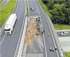  ?? EINSATZDOK­U.AT/LECHNER ?? Fahrer des umgekippte­n Lkw wurde ins Spital geflogen