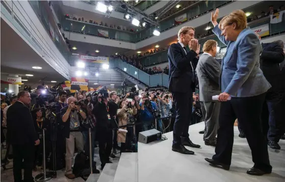  ?? FOTO: AFP / LEHTIKUVA ODD ANDERSEN ?? FöRSIKTIG. Förbundska­nsler Angela Merkel säger att hon hoppats på ett bättre resultat, men påminner om att ingen kommer att kunna bilda en regering utan kristdemok­raterna.