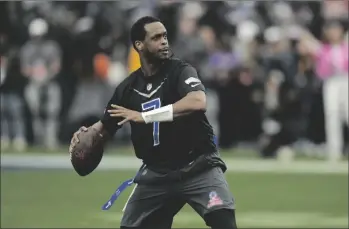  ?? AP PHOTO/JOHN LOCHER ?? NFC quarterbac­k Geno Smith of the Seattle Seahawks throws a pass during the flag football event at the NFL Pro Bowl against the AFC, on Feb. 5 in Las Vegas.