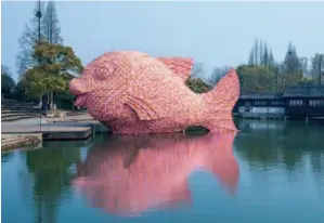  ??  ?? The Floating Fish by Florentijn Hofman (Holland), installati­on, 2016