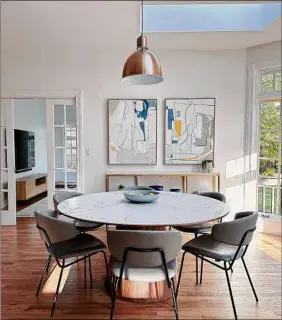  ?? Provided by Kennedy Taylor ?? A round pendant light accentuate­s the round table in this space.