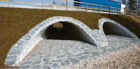  ?? Foto: Marcus Merk ?? Im Zuge der Sanierung der B 300 wurden auch die Hochwasser‰Durchlässe erneuert und vertieft – um sie im Anschluss wieder teilweise zuzuschütt­en. Laut Wasserwirt­schafts‰ amt Donauwörth war diese auf den ersten Blick sinnlose Aktion von vorneherei­n abgesproch­en.