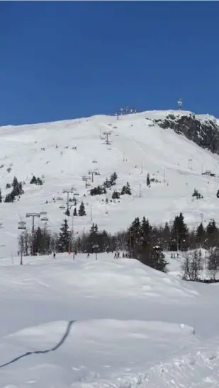  ??  ?? PÅSKEKOS: Skigåere koste seg i sola på Skeikampen i Oppland forrige lørdag. meter, fastslår forskere fra NVE.