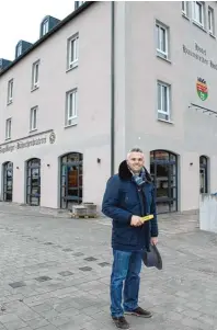  ?? Foto: Roxana Hartl ?? Der stolze Bauherr kurz vor der Eröffnung: Ilir Seferi freut sich darauf, das neue Hotel Haunstette­r Hof mit seinem Team und den Gästen einzu weihen.