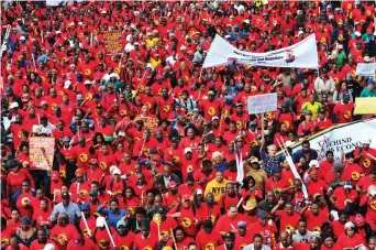  ?? PICTURE: CINDY WAXA/AFRICAN NEWS AGENCY (ANA) ?? RED SEA: SA Federation of Trade Unions members march to the Civic Centre to reject the “slave wage” minimum of R11 to R20 an hour and demand wages of R12 500.
