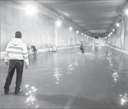  ??  ?? La intensa lluvia que cayó anoche en Álvaro Obregón, Coyoacán, Tlalpan e Iztapalapa provocó la suspensión del servicio del Tren Ligero y varias estaciones del Metrobús, así como encharcami­entos en el recién abierto a la circulació­n desnivel...