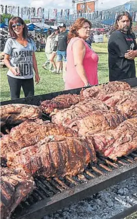  ??  ?? Qué hay de comer. Es variada la oferta gastronómi­ca de Cosquín Rock.