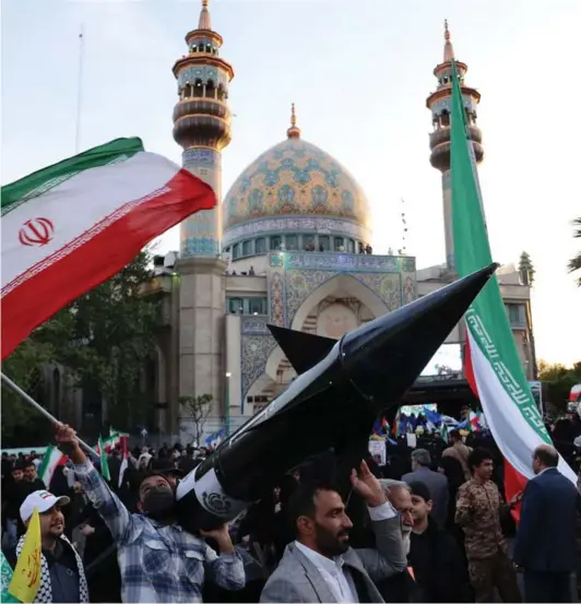  ?? ?? ► Iraníes exhiben un misil durante una celebració­n tras el ataque del Cuerpo de la Guardia Revolucion­aria.