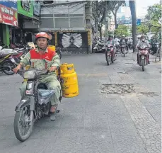  ?? FOTOS: DPA ?? Wegen des dichten Verkehrs oder weil die Ampel rot ist, weichen Mopedfahre­r immer öfter auf die Gehwege aus.