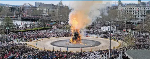  ?? KEYSTONE ?? Nach 17:44 Minuten explodiert­e der Kopf des Böögg. Dieser trug zu Ehren des vor 500 Jahren verstorben­en Zürcher Reformator­s ...