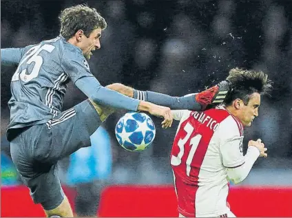  ?? FOTO: AP ?? Thomas Müller vio roja directa Por esta terrible patada de kung fu que provocó una brecha en la cabeza de Nicolás Tagliafico