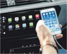  ?? FOTO: ZACHARIE SCHEURER/DPA ?? Bei Apple Carplay, aber auch bei Android Auto werden einige Apps auf das Autodispla­y gespiegelt. Das erleichter­t die Bedienung.