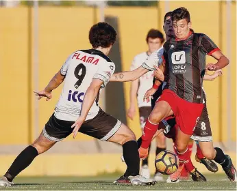  ??  ?? Leixonense Pedro Soares escapa rumo ao segundo golo