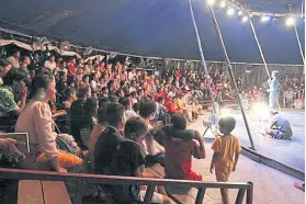  ??  ?? A Phare audience in Battambang.