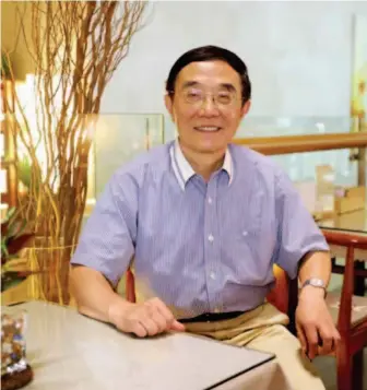  ??  ?? Since his retirement, Shao Yudong has been devoted to researchin­g the theories and practice of Pudong’s developmen­t and opening up. by Qiao Zhenqi