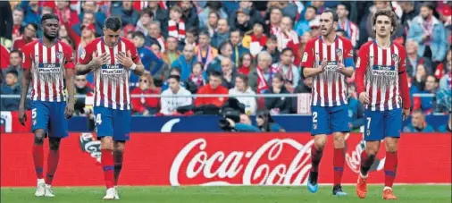  ??  ?? GESTOS SERIOS. Thomas, Giménez, Godín y Griezmann, con caras de tristeza en un momento del derbi.