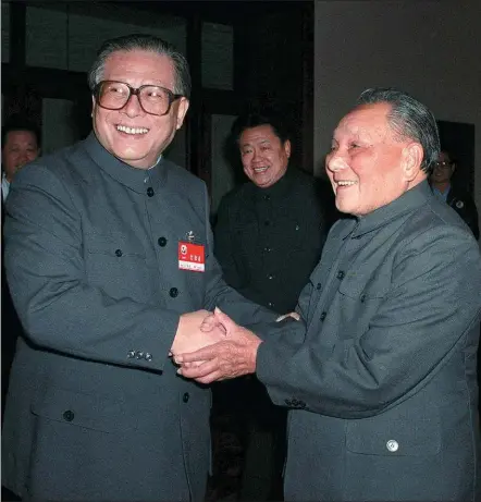  ?? PHOTOS BY XINHUA ?? Jiang Zemin is greeted by Deng Xiaoping during the fifth plenary session of the 13th Communist Party of China Central Committee, which was held in Beijing from Nov 6 to 9, 1989.