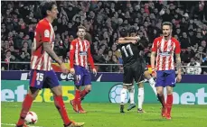  ?? /EFE ?? Jugadores del Sevilla celebran el gol de Jesús Navas ayer en la ida de los cuartos de final de la Copa del Rey .