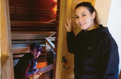  ?? Foto: Steffi Brand ?? Ramona Kabil (rechts) und ihre Mutter Edina Umland waren auf der Suche nach einem normalen Haus mit Grundstück. Was sie fanden, war auch für sie neu. Nun sind sie Hauseigent­ümer und Saunainhab­er. Die Holzblocks­auna ist eine Besonderhe­it der Bibertal-Sauna. Sie wird direkt mit Holz befeuert.