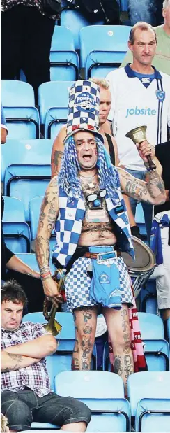  ?? Foto: imago/Sportimage ?? Wenn andere längst verzweifel­n, macht John Westwood immer noch Stimmung für seinen FC Portsmouth, und das seit 1976.