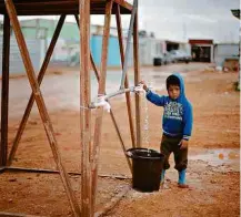  ?? Muhammad Hamed/Reuters ?? Criança coleta água no campo de Al Zaatari, na Jordânia