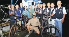  ??  ?? Base camp base camp BAGAS BIMANTARA/JAWA POS RADAR MADIUN UNIK: Sebagian anggota Komunitas Onthel Papringan berpose lengkap dengan mengenakan seragam khas plus sepeda kuno koleksi mereka.