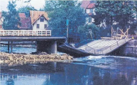  ?? FOTO: HEIMATVERE­IN SIGMARINGE­N ?? Die Verlegung des Flussbetts hat Folgen, die niemand erwartet hat: Die Laizer Brücke stürzt ein.