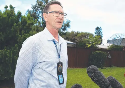  ?? Pictures: PETER CARRUTHERS ?? DEATH PROBE: Detective Inspector Jason Smith speaks about the investigat­ion into the death of a woman in Woree.