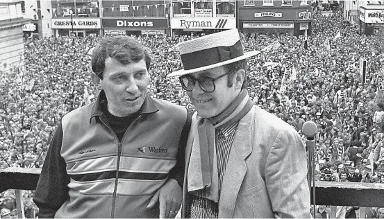  ??  ?? Unter Präsident Elton John und der im Jänner 2017 verstorben­en Trainerleg­ende Graham Taylor (links) hatte Watford im Mai 1982 erstmals den Einzug ins englische Fußballobe­rhaus gefeiert. Dreimal gelang den Hornissen danach der Aufstieg in die Premier League, zuletzt 2015.