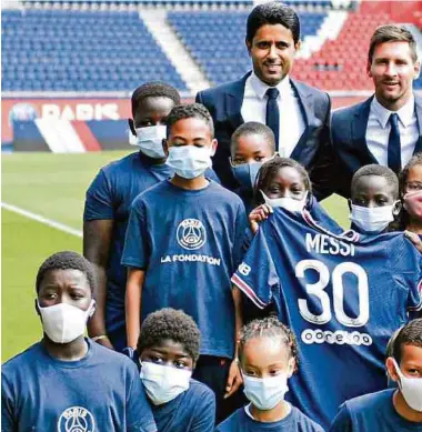  ?? AFP ?? Paris Saint-germain's Qatari President Nasser Al-khelaifi (back C) poses along side Argentinia­n football player Lione