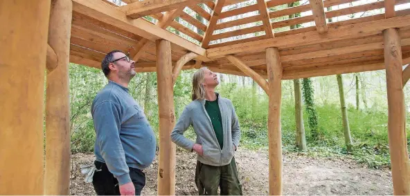  ?? FOTO: TOBIAS EBELSHÄUSE­R ?? Erwin Stass (l.) und Andreas Derow sehen sich den Dachstuhl der künftigen Woltershüt­te an an, für den Stass zurzeit die Schindeln anfertigt.