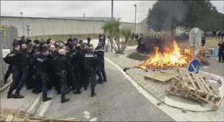  ?? (Photo S.D.) ?? Les forces de l’ordre sont intervenue­s pour déblayer le premier barrage des agents pénitentia­ires devant la prison de La Farlède hier matin.