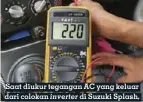  ??  ?? Saat diukur tegangan AC yang keluar dari colokan inverter di Suzuki Splash, terbaca murni 220 Volt