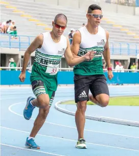  ?? FOTO ?? Juan David Velásquez y su guía Andrés Felipe Álvarez comparten desde hace un año en las pistas.